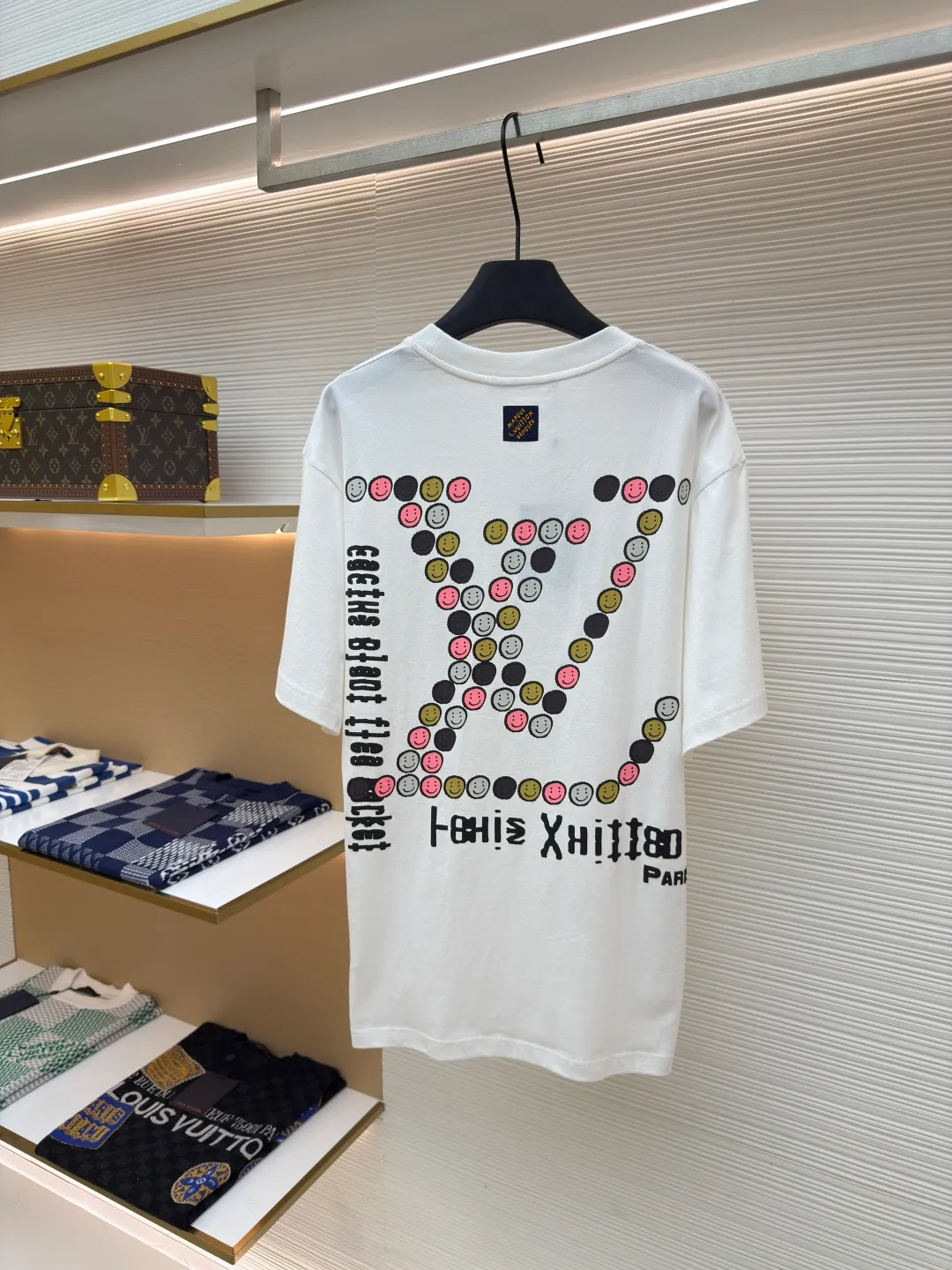 LOUIS VUITTON Smiley short-sleeved T-shirt ●Authentic product: purchased and developed by 8109 ●Item number: 1680133-A10 ●Fabric: pure cotton fabric ●Technology: printing production ●Version: fitted version ●Weight: about 230 grams ●Size: XS-S-L-XL ●Description: Customized 280g pure cotton double yarn stiff fabric. The cloth surface is clean. The texture is clear. The hand feels very delicate and solid. More strong. Comfortable and breathable, not easy to deform and wrinkle. 1×1 Solona thread. Fabric threads are dyed in the same vat with no color difference. Not easy to deform. Full set of customized trademarks, hangtags, wash marks. The highest version on the market, Os dropped shoulders and loose version. The latest synchronization for spring and summer. Fashionable personality. Same style for men and women. Super versatile. The overall wiring is straight and delicate, the fabric is comfortable and soft, and the color is consistent without color difference. It can be matched with the same style to create a fashionable look and control various occasions. Customized accessories, complete with three standards, same style for men and women!
